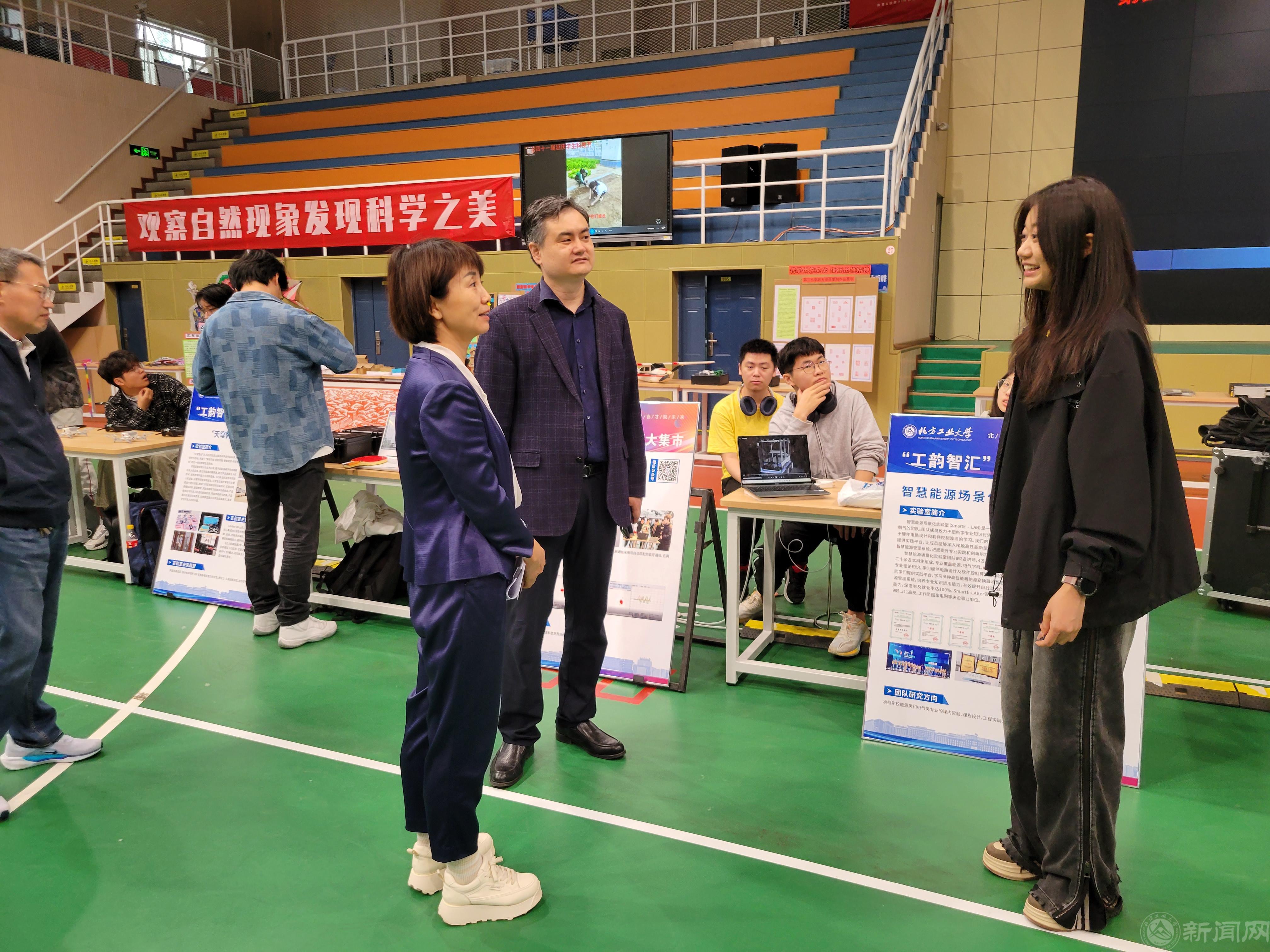 延庆区委教育工委书记张树清参观展览并勉励必赢官网科创团队学生.jpg